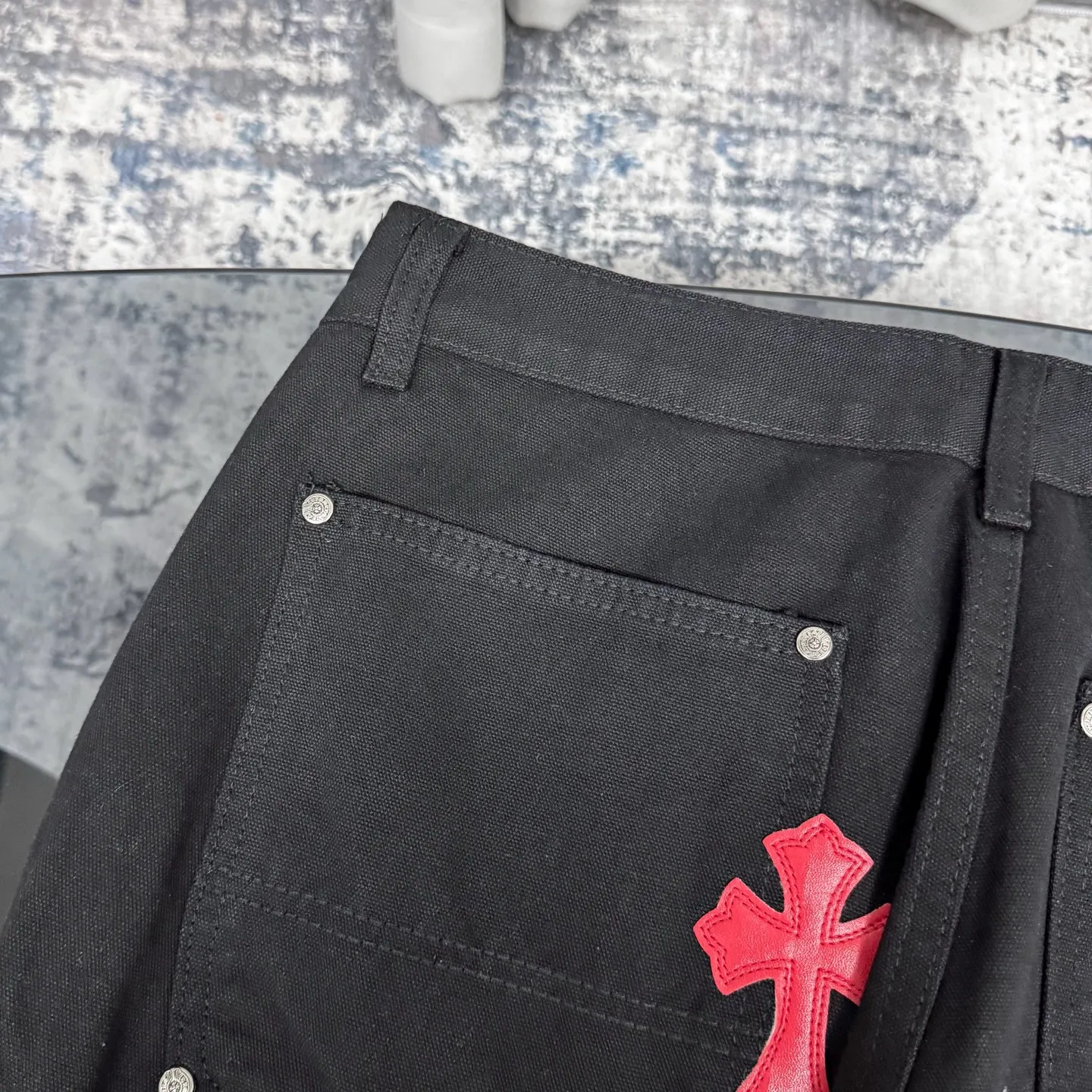 P280 Chrome hearts washed jeans with black logging and white leather elements. Really restore the ultimate texture of Vintage. Three-dimensional version. Loose and comfortable, not picky on the figure. Makes taller and slimmer. Factory precision. Original factory quality control. Same style for men and women. Can be matched with couples. Versatile recommendation. Must-have jeans for all seasons. Fashionistas have been disappointed. From the quality selection of fabrics, the tailoring of details, and the matching of patterns, they are all impeccable! The upper body is so handsome when worn...it can be easily worn by men, women and children! The craftsmanship is made of heavy-duty washed pure cotton denim fabric. After washing, it is soft and thick and looks very stylish when worn. Color: black Size: 28 30 32 34 36